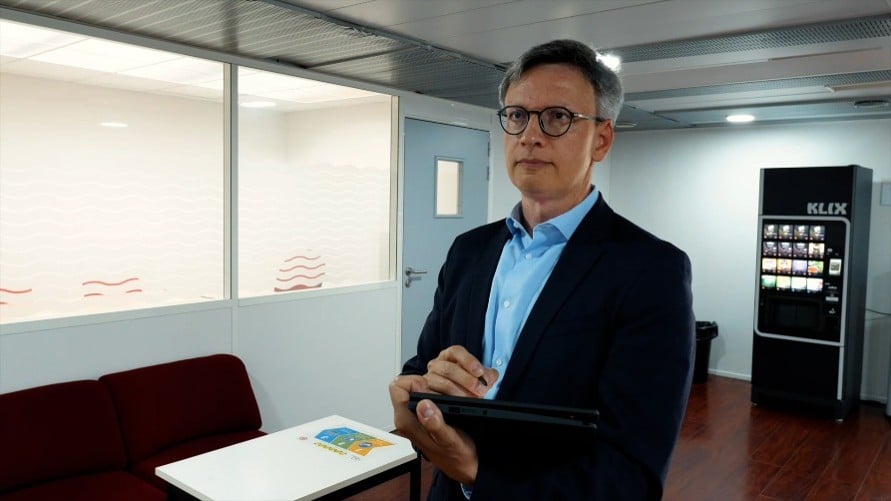Consultant réalisant un audit flash sûreté au sein d'une entreprise